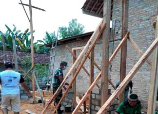 Peduli Kesulitan Warganya, Babinsa Koramil 426-05/PA Ikut Bantu Pembuatan Dapur Warga Binaanya