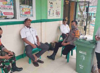 Laksanakan Komsos, Sertu Heru dan Perangkat Kampung Setempat Kompak Ajak Masyarakat Jaga Kebersihan