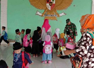 Peduli Pendidikan, Babinsa Koramil 426-05/PA Ajak Anak-Anak Jaga Kebersihan dan Giat Belajar