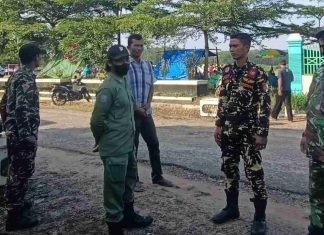 Cegah Penyebaran Covid-19, Sertu Windu Bersama Linmas Mengajak Masyarakat Suntik Vaksin Booster