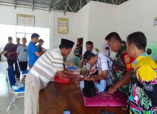 Koptu Purwoko Babinsa Koramil 426-01/SP, Dampingi Bakti Sosial Sunatan Massal di Desa Binaan