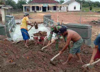 Tumbuhkan Jiwa Gotong Royong, Serda Jumono Bantu Warga Buat Jembatan