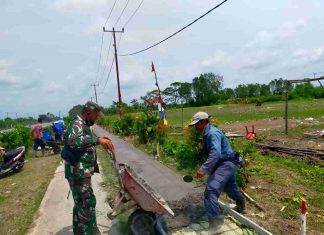 Jalin Kebersamaan, Babinsa Koramil 426-03/Rwj, Gotong Royong Bantu Warga