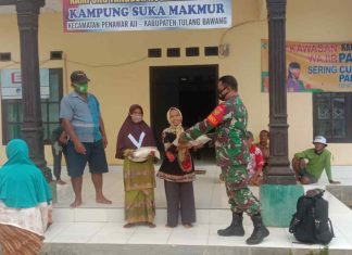 Babinsa 426-05/Penawar Aji, Dampingi Pembagian Sembako ke Masyarakat