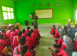 Sambangi Sekolah, Babinsa Koramil 426-03/Rwj Sosialisasikan Penerimaan Prajurit TNI AD