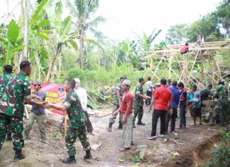 Pengabdian Untuk Negri, Koramil 426-04/Banjar Agung Bedah Rumah Tidak Layak Huni(RTLH) Milik Ibu Tanem