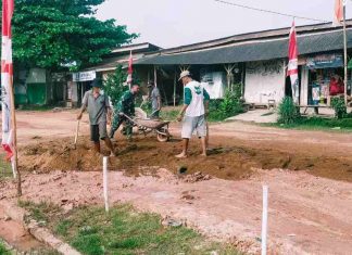 Peduli Lingkungan, Babinsa Koramil 426-03/Rwj Gelar Gotong Royong Bersama Masyarakat
