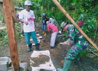 Manunggal Bersama Warga, Babinsa Koramil 426-04/BA Gotong Royong Benahi Rumah Warga