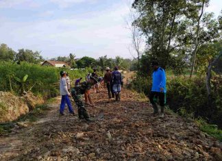 Peduli Jalan Rusak, Babinsa Koramil 426-05/PA Gelar Gotong Royong Perbaiki Jalan