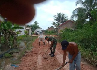 Peduli Jalan Rusak, Babinsa Gelar Gotong Royong Bersama Warga Timbun Jalan Berlubang