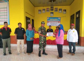 Berikan Rasa Aman, Babinsa Koramil 426-03/Rwj Dampingi Penyaluran BLT DD