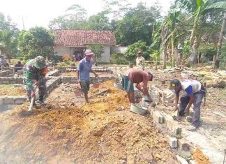 Selalu Ada Ditengah Warga, Serda Suranto Gotong Royong Bersama Warga