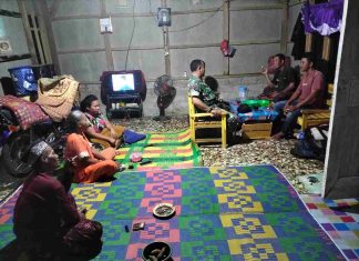 Cegah DBD, Babinsa Koramil 426-03/Rawajitu Himabu Warga Jaga Kebersihan Lingkungan