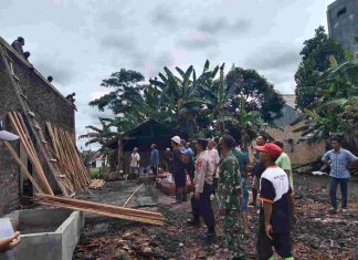 Manunggal Dengan Rakyat, Babinsa Koramil 426-01/SP Bantu Memperbaiki Rumah Warga