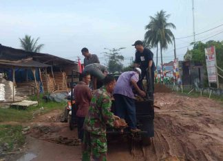 Bersama Warga, Babinsa Koramil 426-03/Rwj Gotong Royong Perbaiki Jalan Rusak