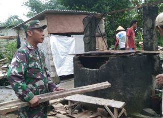 Tingkatkan Keamanan, Babinsa Koramil 426-04/BA Gelar Gotong Royong Memperbaiki Pos Ronda