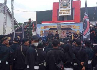 Babinsa Koramil 426-03 Rawajitu, Sertu Budiman Dampingi Kirap 1 Abad PSHT