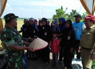 Komsos Dengan Ibu Ibu PKK, Serma Selamet Ajak Ibu Ibu PKK Manfaatkan Pekarangan Rumah