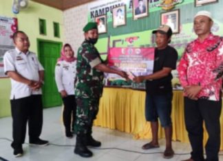 Pastikan Berjalan Lancar, Sertu Siswanto Dampingi Penyaluran BLT DD