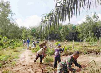 Bangkitkan Semangat Gotong Royong, Peltu Suyani Ajak Warga Bersihkan Bahu Jalan