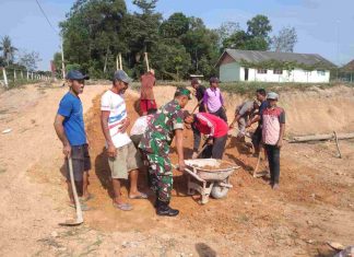 Babinsa 426-05 Penawar Aji, Sertifikasi Siswanto Gelar Gotong Royong Bersama Masyarakat