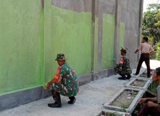 Peduli Tempat Ibadah, Babinsa Koramil 426-04/BA Bersama Masyarakat Gotong Royong Membersihkan dan Cat Musola