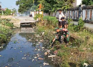 Cegah Banjir, Babinsa Koramil 426-03/Rwj Bersama Masyarakat Bersihkan Saluran Air