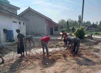 Peduli Kesehatan Lingkungan, Babinsa 426-05 Penawar Aji Bersama Masyarakat Bersihkan Halaman Masjid