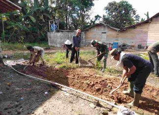Jalin Kebersamaan, Sertu Asti Gelar Gotong Royong Bersama Warga
