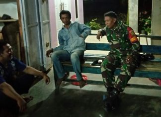Melalui Komsos, Serda Eeng Saipul Himbau Warga Untuk Jaga Keamanan dan Kebersihan Kampung