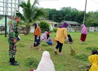 Jumat Bersih, Sertu Ahmad Najmi Bersama Ibu ibu PKK Gotong Royong Bersihkan Lingkungan