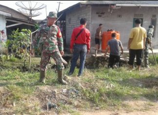 Cegah Penyakit, Serka Exnasius Bersama Warga Bersihkan Lingkungan dan Saluran Pembuangan Rumah Warga