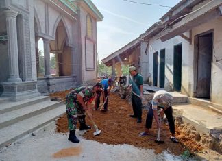 Tak Pernah Kenal Lelah, Sertu Siswanto Gelar Gotong Royong di Halaman Masjid