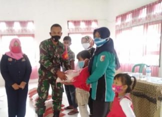 Pastikan Berjalan Lancar, Serda Suranto Dampingi Penyaluran Bantuan Kepada Anak Yatim