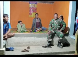 Tak Kenal Lelah, Sertu Najmi Keliling Ingatkan Warga Untuk Jaga Kebersihan dan Keamanan Kampung