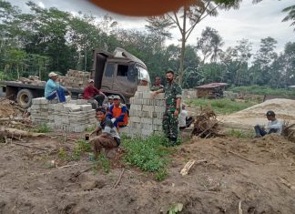 Pesuli Usaha Warga, Sertu Sujarno Dampingi Warga Binaan Membuat Batako