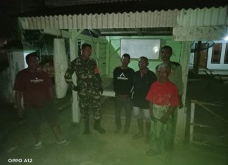 Pastikan Keamanan Wilayah Binaan, serda Maxi Mengecek Pelaksanaan Ronda Malam