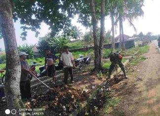 Tingkatkan Kebersihan Lingkungan, Serda Novianto Ajak Warga Bersihkan Parit