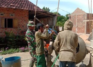 Manunggal Bersama Rakyat, Sertu Sadali Bantu Warga Binaan Bangun Rumah