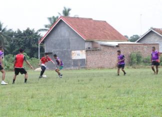 Jumat Sehat, Dandim 0426 Tuba Ajak Para Anggota Staf Main Sepak Bola