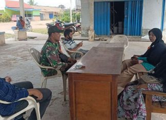 Melalui Komsos, Serda Windu Ajak Perangkat Kampung Jaga Kebersihan Lingkunan
