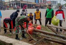 Peduli Kebersihan, Anggota Koramil 426-01/SP dan Pelajar Bersihkan Lingkungan