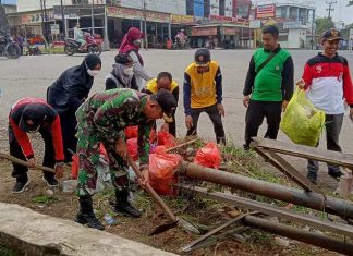 Peduli Kebersihan, Anggota Koramil 426-01/SP dan Pelajar Bersihkan Lingkungan