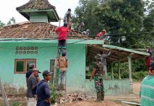 Peduli Tempat Ibadah, Babinsa Koramil 426-05 Penawar Aji Gelar Gotong Royong Renovasi Musola