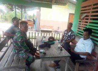 Pererat Silaturahmi, Serda Madsudin Laksanakan Komsos Dengan Aparatur Desa