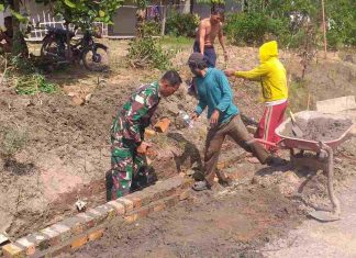 Manunggal Dengan Rakyat, Serda Eko Winardi Gelar Gotong Royong Membuat Drainase