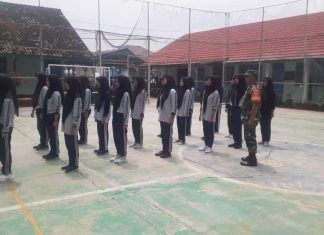 Tanamkan Disiplin, Serka Supriyono Latihan PBB Pada Siswa/i SMA Nusantara
