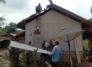 Anggota Kodim 0426 Bahu Membahu Bantu Korban Puting Beliung