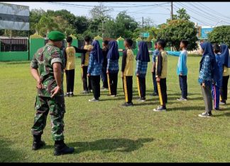 Tanamkan Disiplin Sejak Dini, Babinsa Koramil 426-01/SP Latih Siswa Siswi PBB (Peraturan Baris Berbaris)