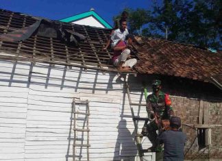 Peduli Warga Binaan, Babinsa Koramil 426-04/BA Bantu Warganya Pasang Atap Rumah